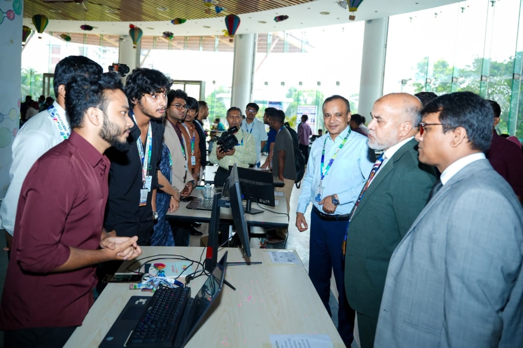 Team Cortex Crew presenting their AI project demo to professors and VIP judges at the exhibition